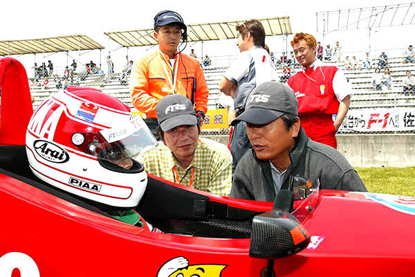 FTRS（フォーミュラトヨタ・レーシングスクール）でスカラシップを獲得し、2003年フォーミュラ・トヨタに参戦。チャンピオンを獲得する