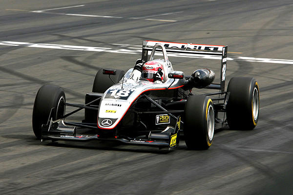 2006年にはトヨタ・ヤングドライバーズ・プログラム（TDP）の支援で渡欧し F3ユーロシリーズに参戦