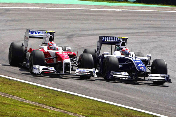 2009年のF1ブラジルGPで小林可夢偉選手（左）とバトルする中嶋 一貴選手（右）。現在はチームメイトとして共にル・マン24時間レース制覇に挑む