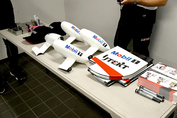 TS050 HYBRIDのホンモノのパーツにサイン