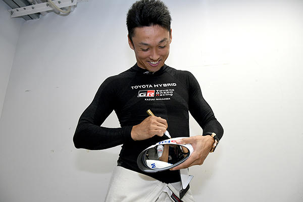 TS050 HYBRIDのホンモノのパーツにサイン