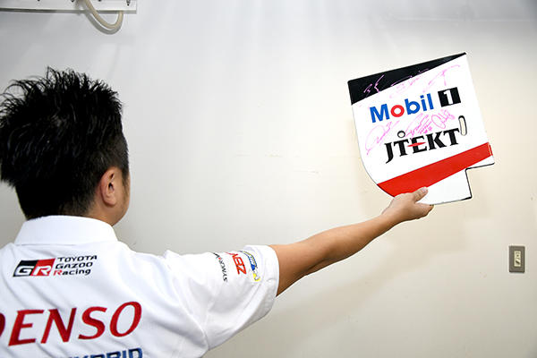 TS050 HYBRIDのホンモノのパーツにサイン