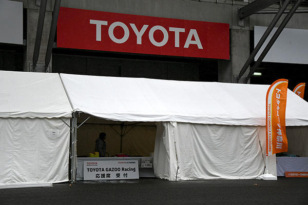 サーキット内を散策