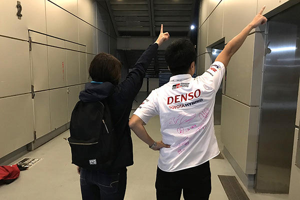 みなさんと桃ポーズ