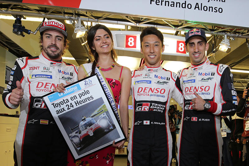 2018-19年 第2戦ル・マン24時間レースでポールポジションを獲得したフェルナンド・アロンソ（左）、中嶋一貴（中央）、セバスチャン・ブエミ（右）
