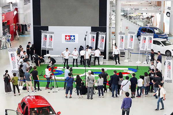 お台場にWECドライバー6人が集結！ イベント前にはミニ四駆対決！