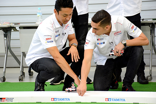 お台場にWECドライバー6人が集結！ イベント前にはミニ四駆対決！