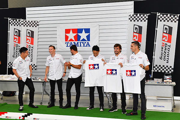 お台場にWECドライバー6人が集結！ イベント前にはミニ四駆対決！