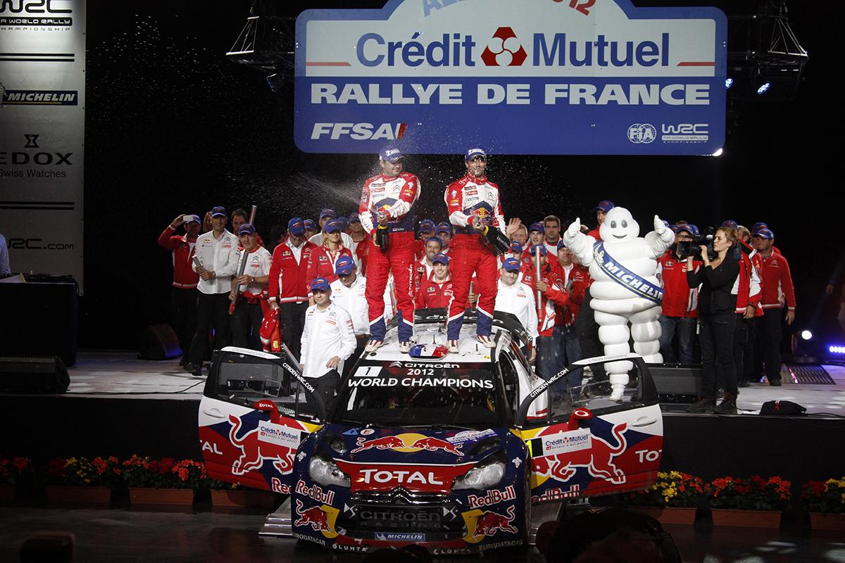 2012年 WRC第11戦 ラリー・ド・フランス／シトロエン DS3 WRC（車上の向かって右がローブ、左はコ・ドライバーのダニエル・エレナ）