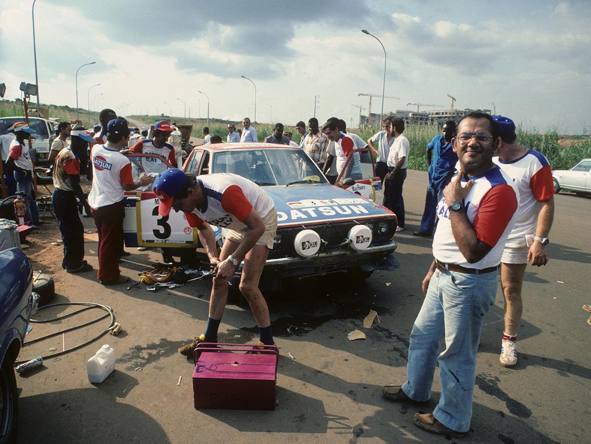 1980年 WRC第12戦 アイボリーコースト・ラリー／日産 バイオレット 160J（写真右端の眼鏡の人物がメッタ）