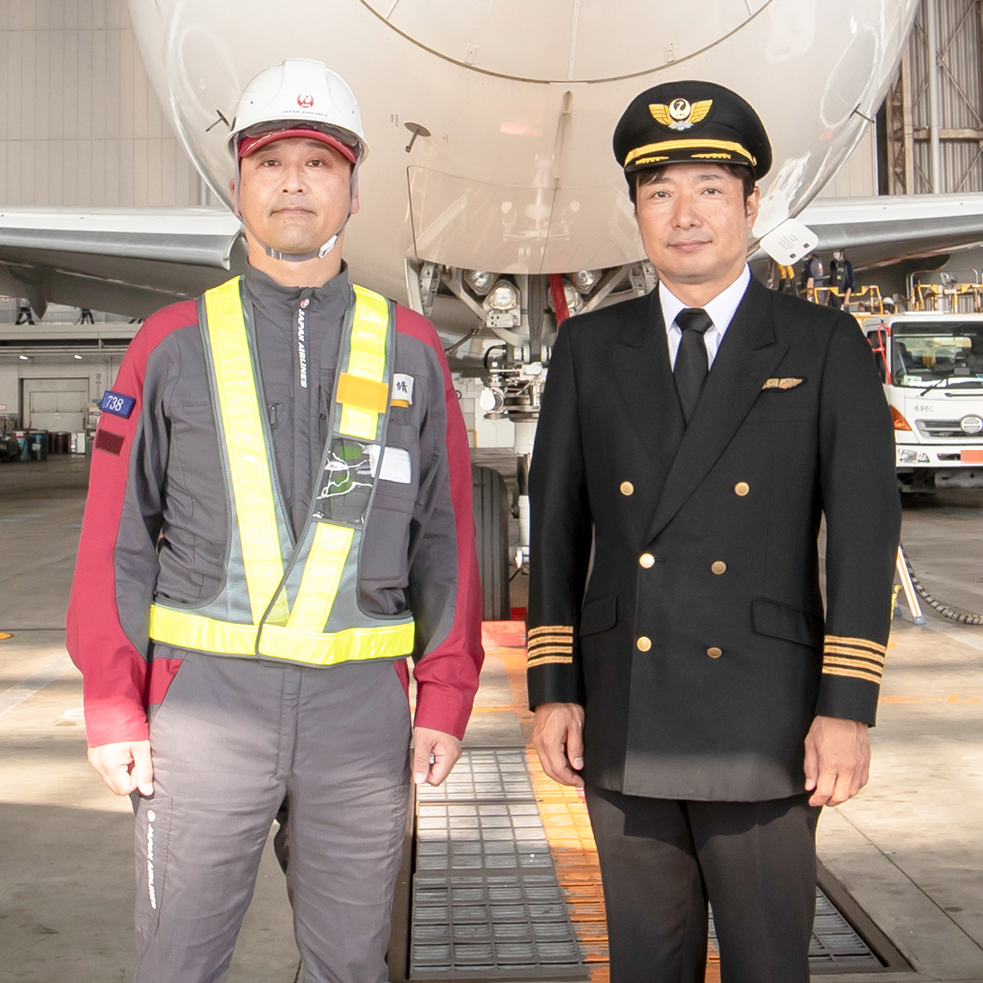 JALパイロットの西野寛さんと一等航空整備士の足原靖さん