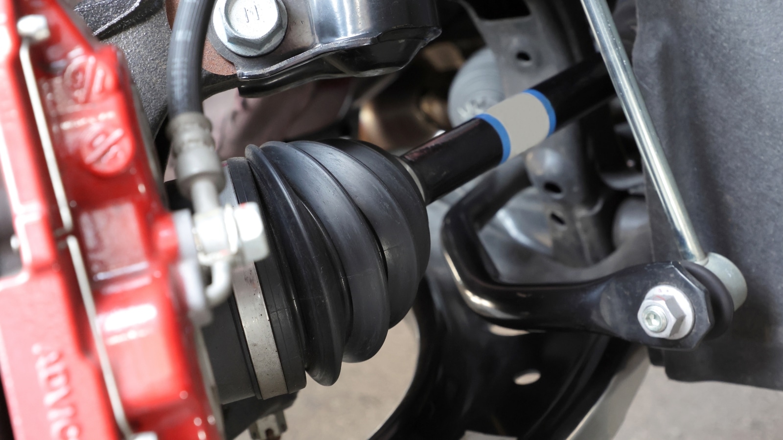 タイロッドエンドも常に適正トルクを保つようにトルクレンチによる「増し締め」が必要。